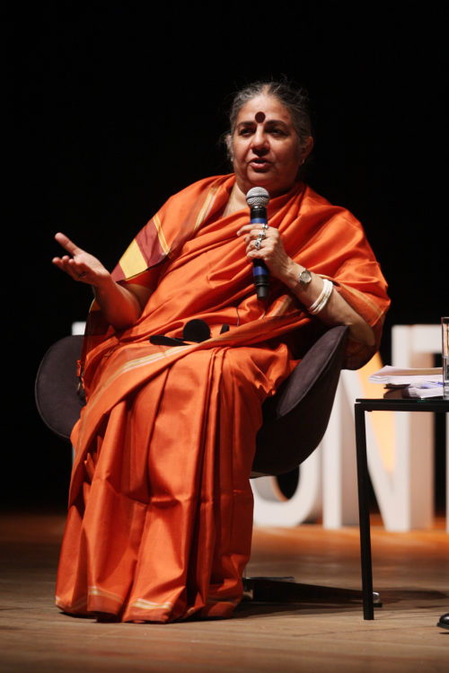 Vandana Shiva fala para o público brasileiro em evento na cidade de Porto Alegre (RS), em 2012